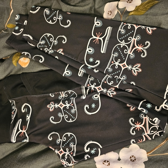 Black Wabanaki Double Curve High-Waisted Leggings - Picture 2 of 2